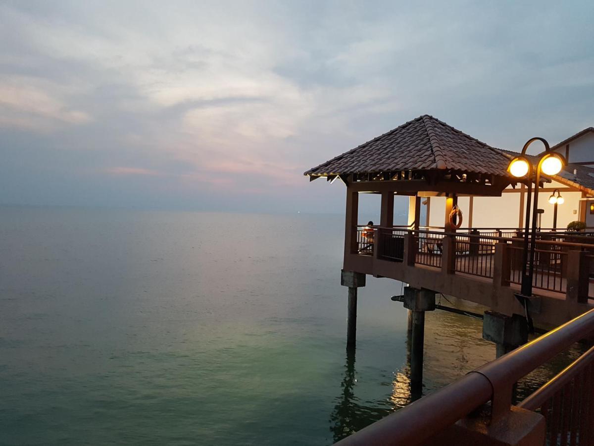 Tokido Private Water Chalet Pd Port Dickson Exteriör bild